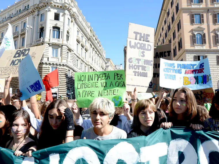 I giovani sono lontani dai luoghi della politica, ma non hanno perso la voglia di impegnarsi