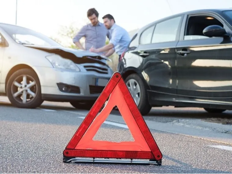 Auto intelligenti ed errori umani: la Polizia Stradale a caccia della verità nei dati di bordo