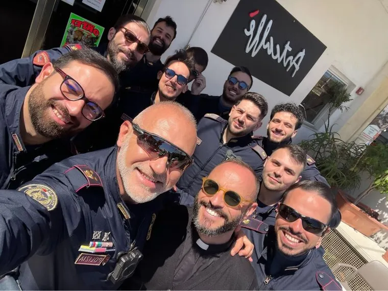 Foto di gruppo per alcuni agenti di polizia assieme a don Giovanni Giordano, cappellano alla Questura di Reggio Calabria