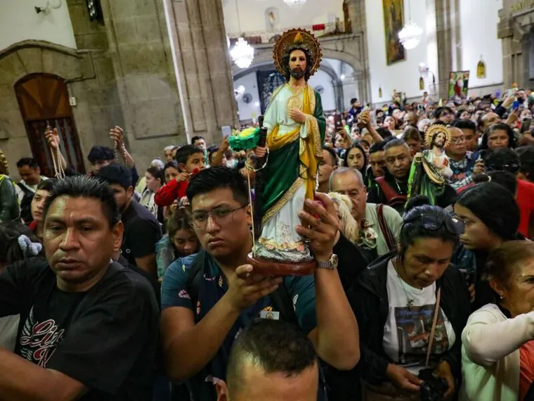 Devoti di san Giuda Taddeo davanti alla chiesa di San Hipólito, a Città del Messico / IAN ROBLES, EYEPIX