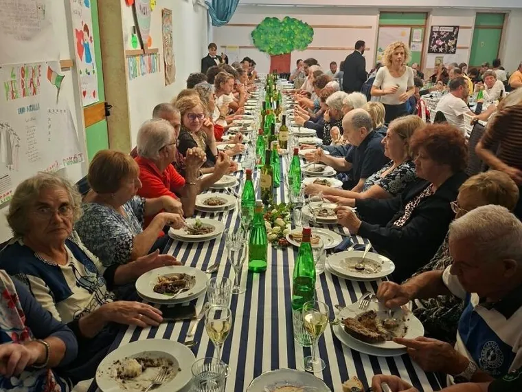I 224 abitanti di Ventotene si sono seduti attorno a un tavolo. E hanno fatto la pace
