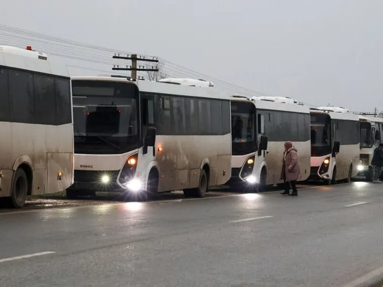 I 25 autobus di evacuati partiti da Oleshky dicono che qualcosa, nella guerra, sta cambiando