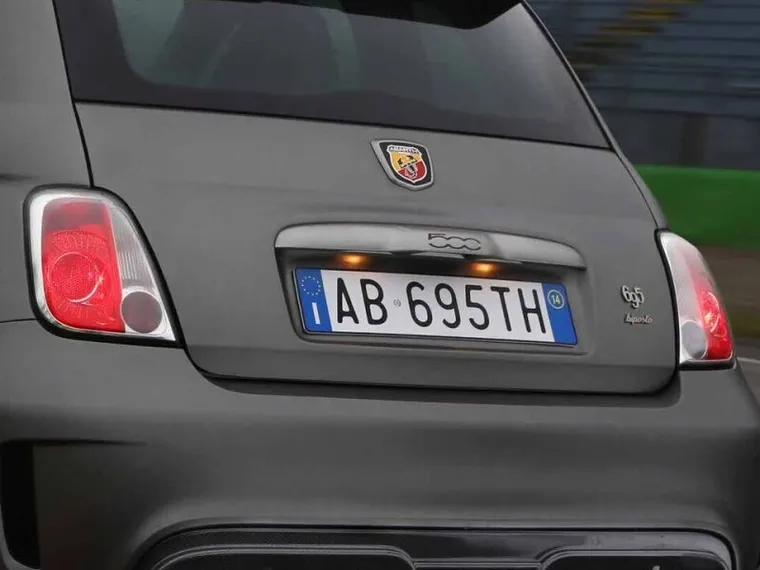 Personalizzare la targa dell'auto: un vezzo che costerà caro