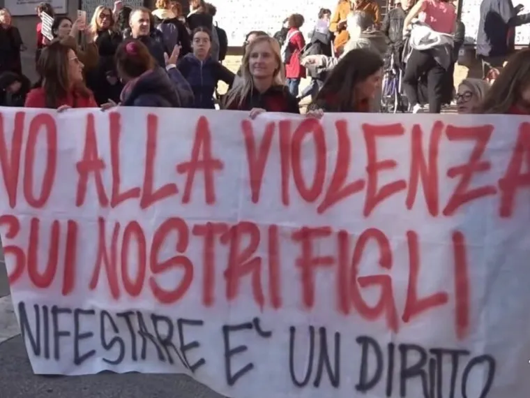 A Bologna madri in corteo con i figli per manifestare in pace