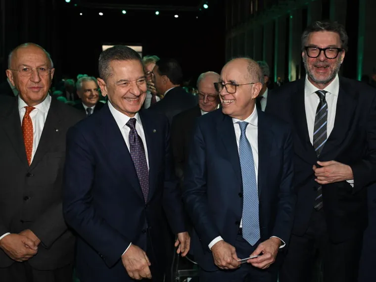 Il Governo e le banche sono ai ferri corti. «Così vengono colpite anche le realtà sociali»