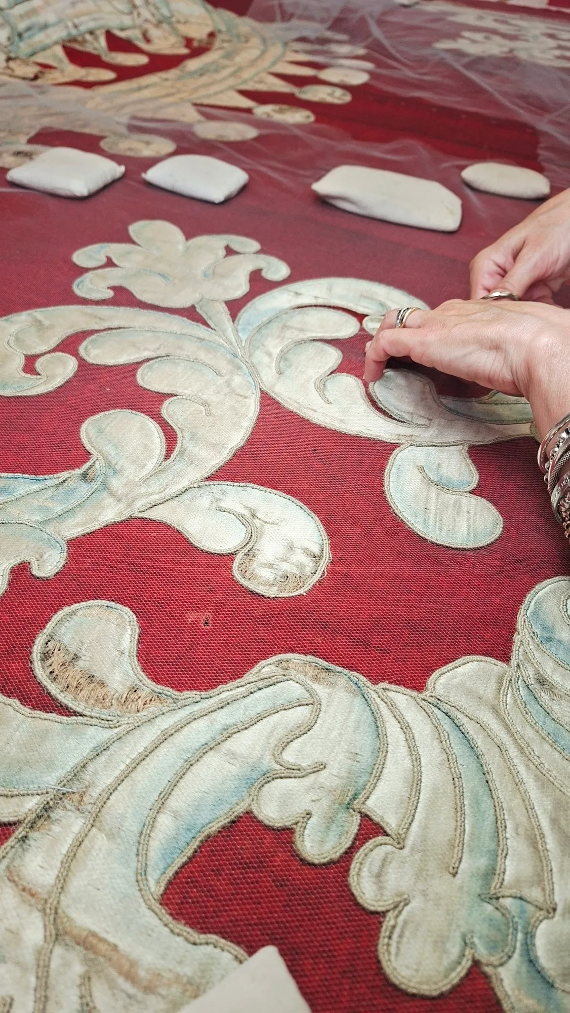 Il laboratorio per la conservazione e il restauro del Museo del tessile di Prato, ospitato nell'ex opificio ottocentesco di Campolmi / G.Matarazzo