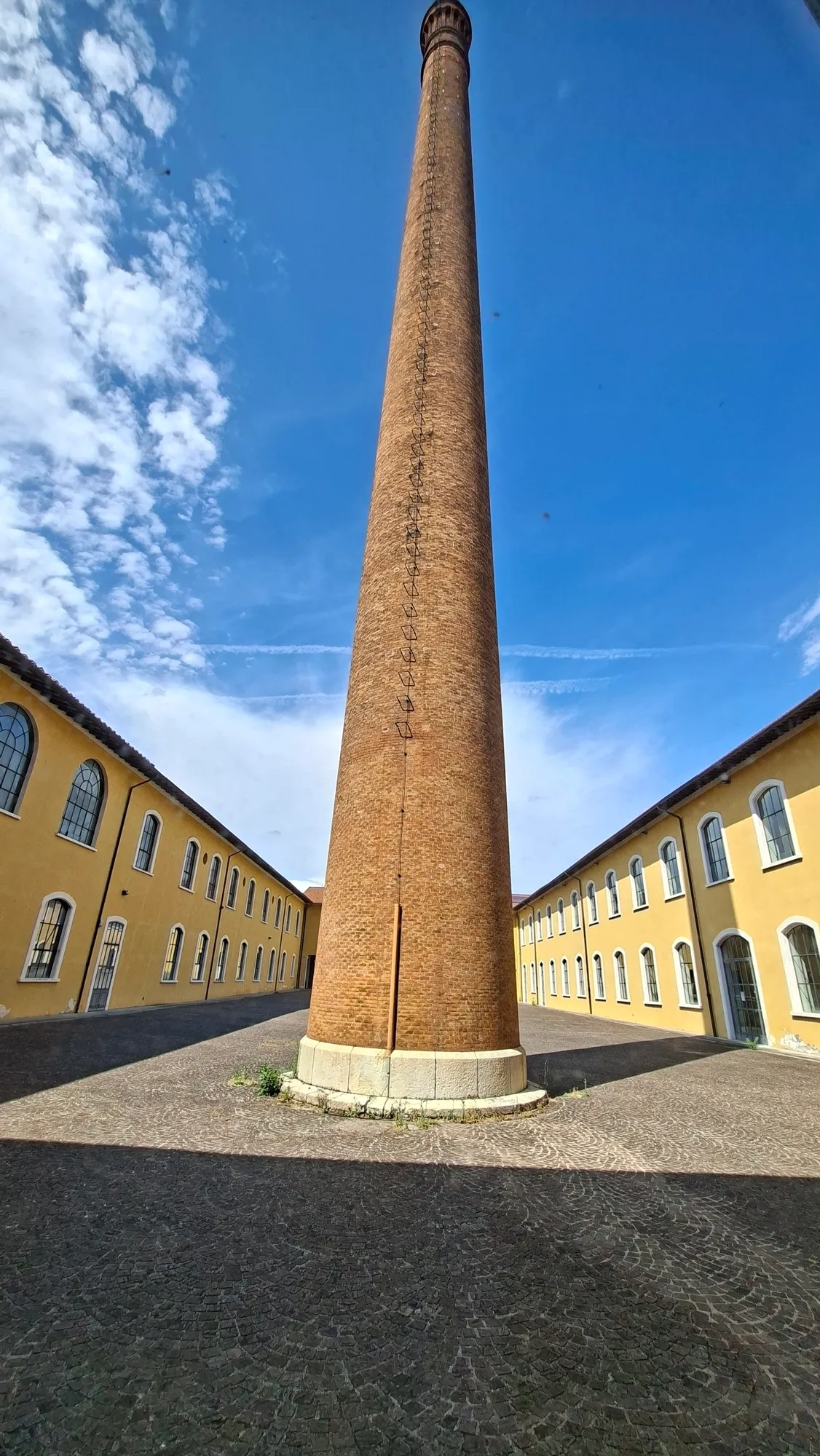 Gli spazi dell'ex opificio ottocentesco di Campolmi ospitano il Museo del tessuto di Prato / G.Matarazzo