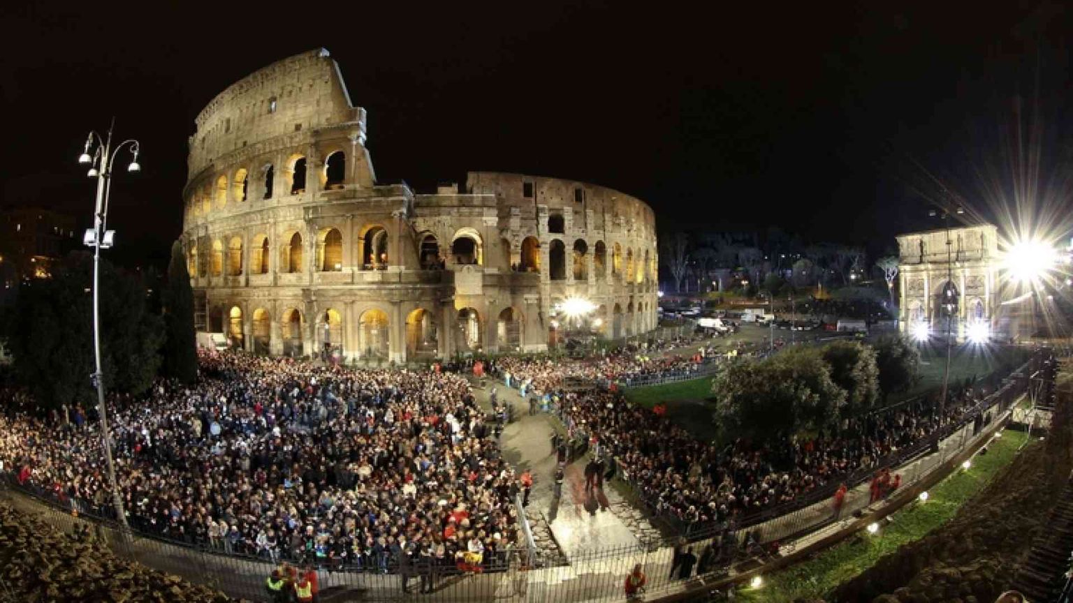 Colosseo, ecco chi porterà la Croce