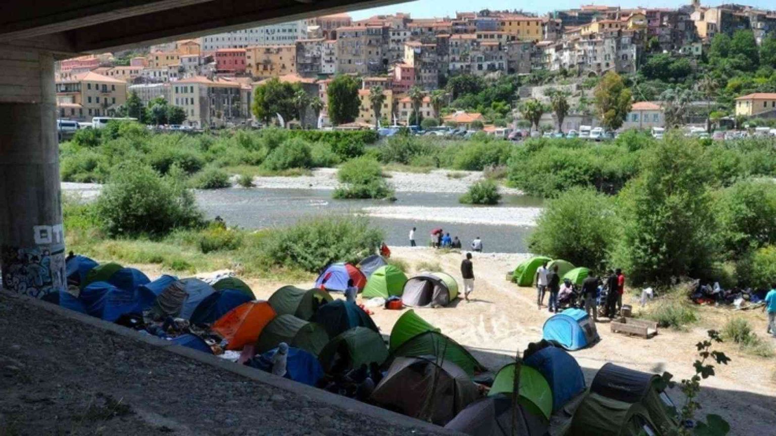 Ventimiglia, 150 profughi in parrocchia Il vescovo: aprite le porte ai migranti