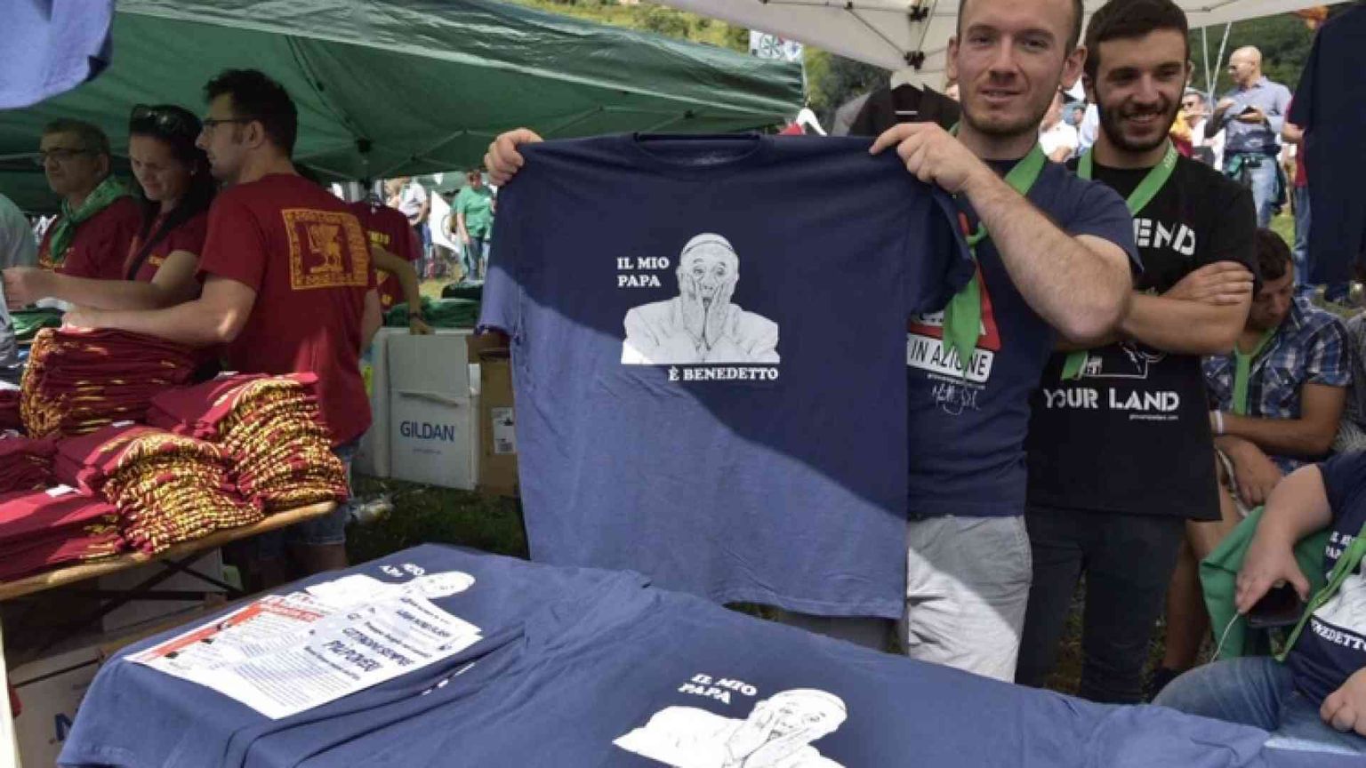 Giù le mani dai Papi