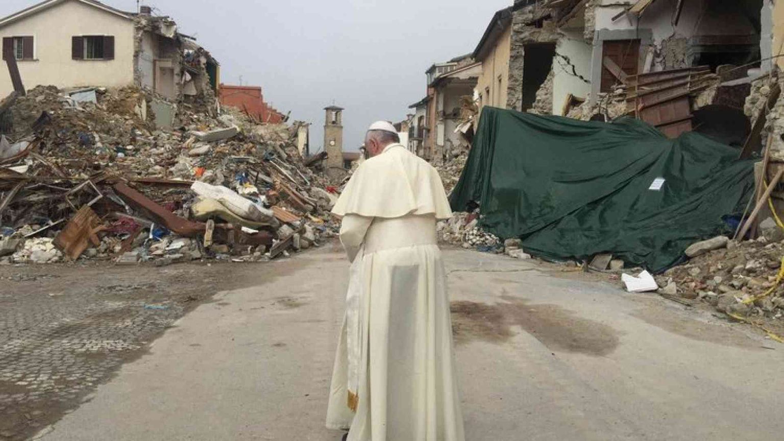 Francesco tra i terremotati: «Guardate avanti»