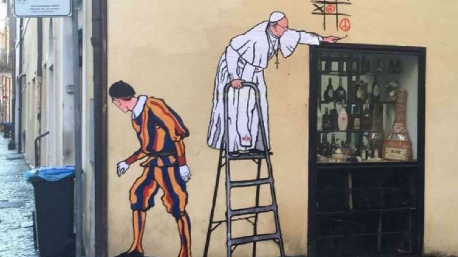 Spunta un murales con il Papa che gioca a tris per la pace