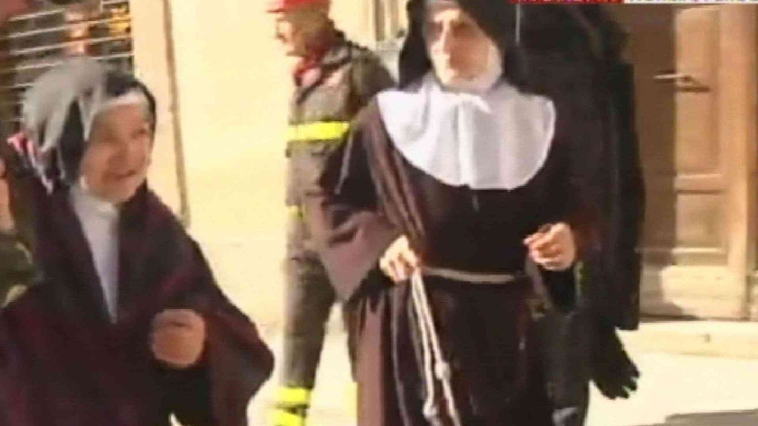 Le suore davanti a S.Benedetto, patrono d'Europa, la chiesa che non c'è più