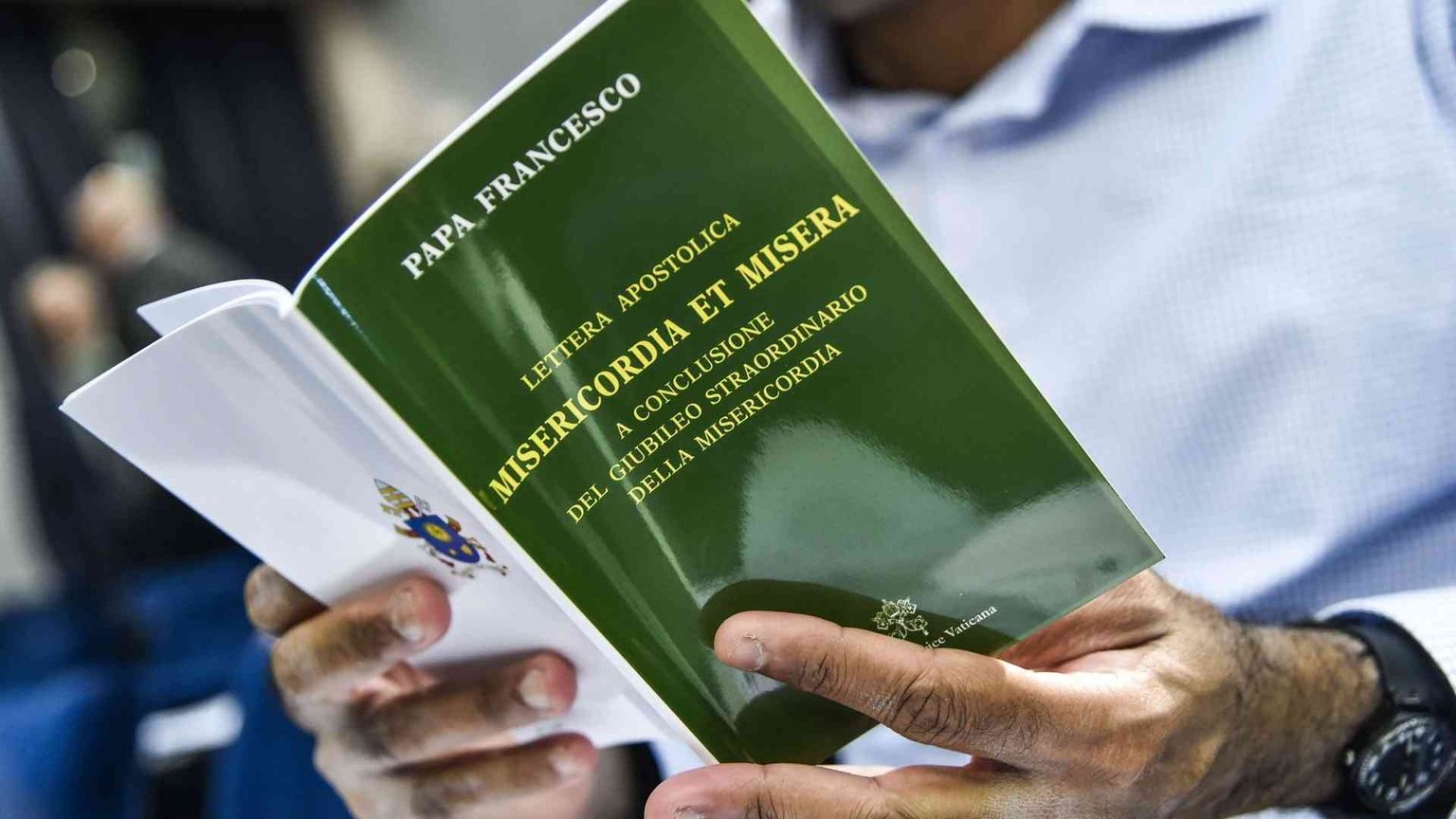 «Tutti i sacerdoti possono assolvere chi procura l'aborto»