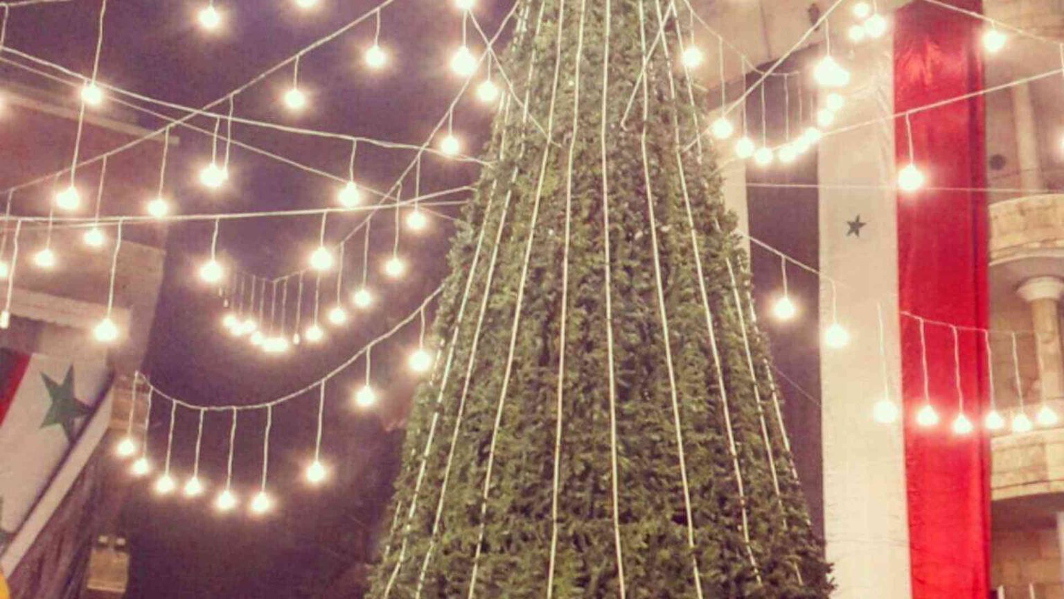 La festa di Aleppo intorno all'albero di Natale (il primo dopo 4 anni)
