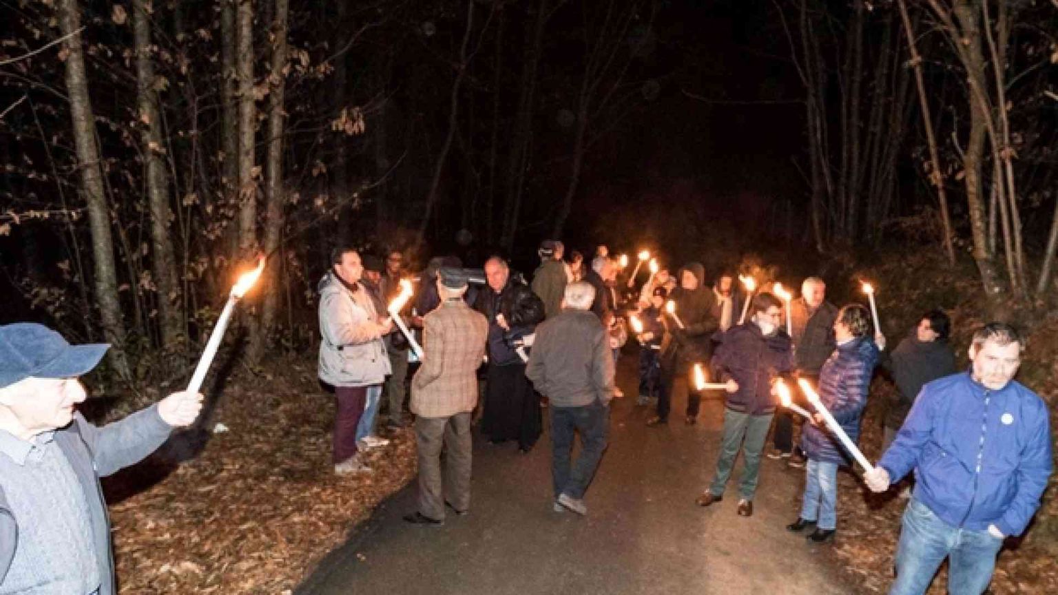 Fiaccolata natalizia a Valletti. «Dateci la strada»