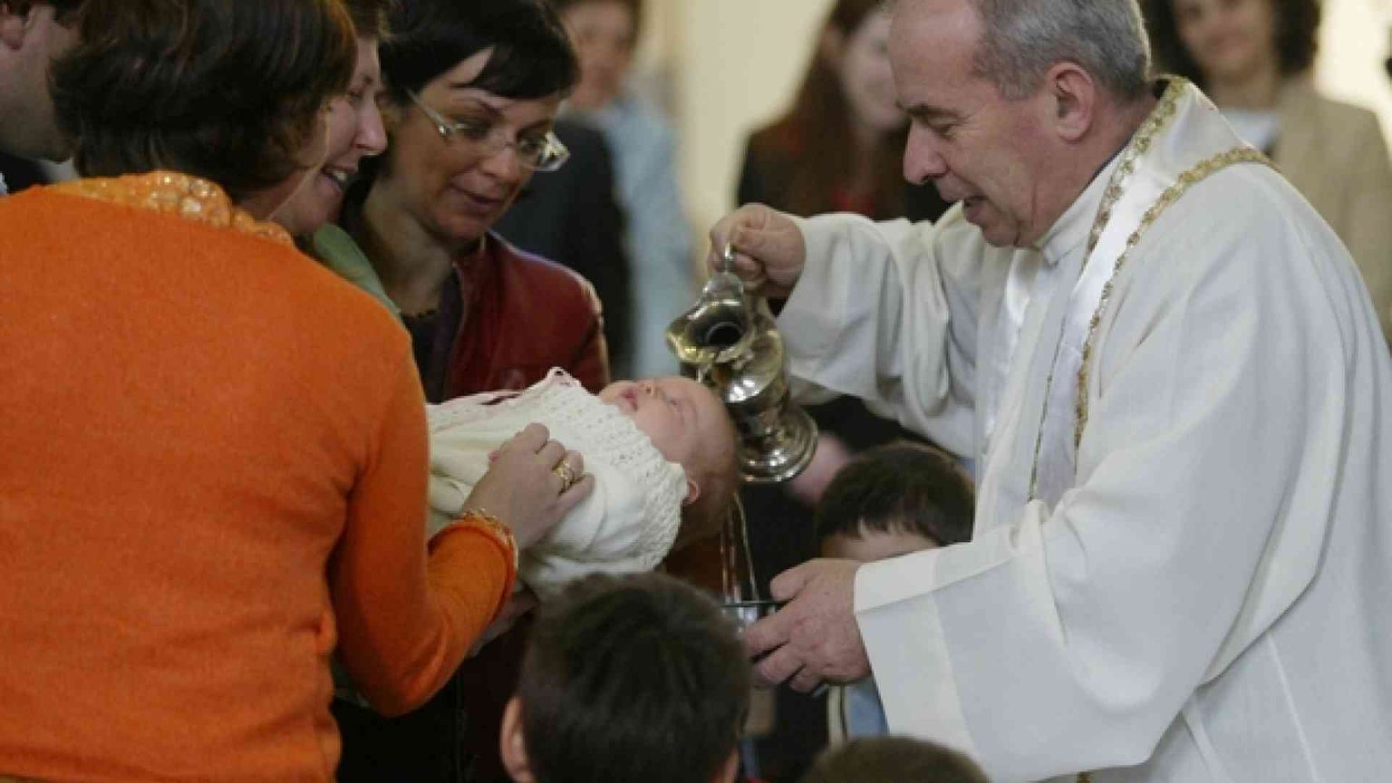 Padrini inadatti? «Meglio rinunciare». Due diocesi puntano sulle comunità