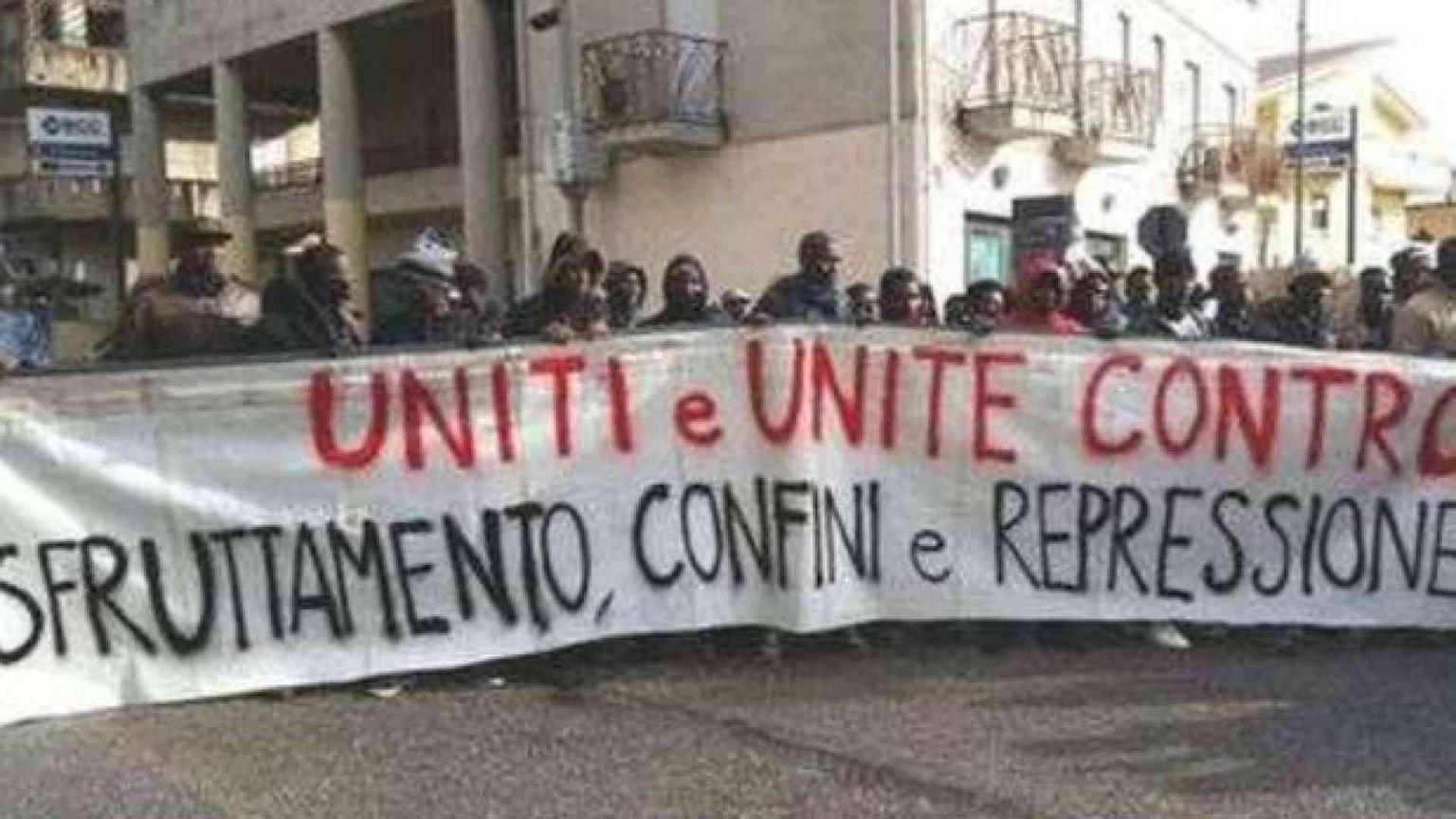 A Gioia Tauro la protesta dei migranti: «Condizioni di vita impossibili»