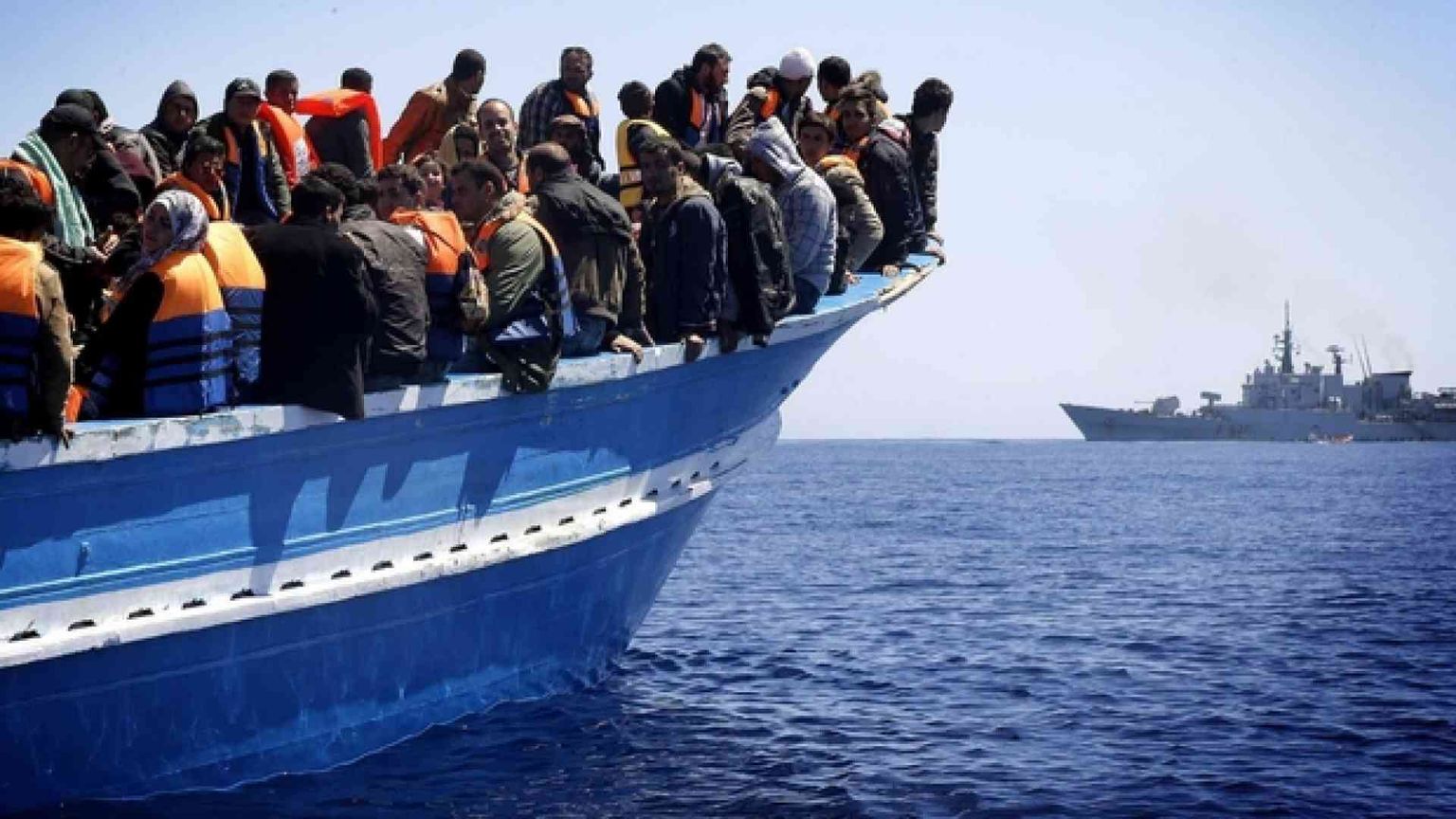 Stipati in barca a vela: salvati 91 migranti. Gli scafisti erano russi