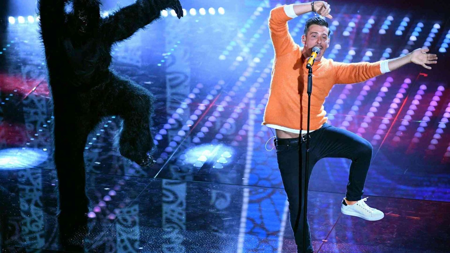 Spiazzante Gabbani, con una scimmia e molta ironia riconquista l'Ariston