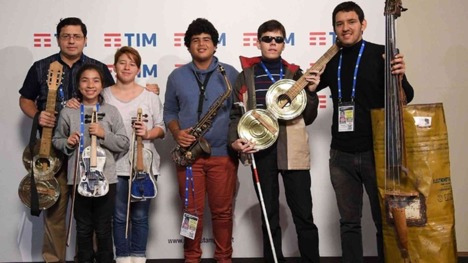 Il messaggio di pace dei bambini dell'orchestra «riciclata» di Asuncion