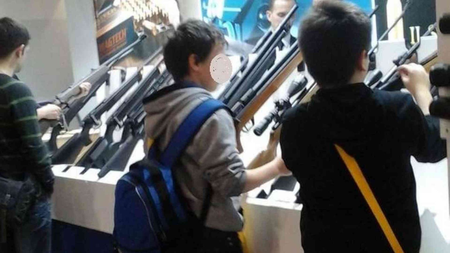 La fiera delle armi apre ai minori. Sale la protesta