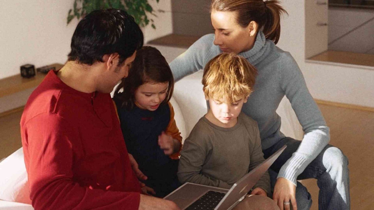 «Parla di madri e padri», psicologo va sotto accusa