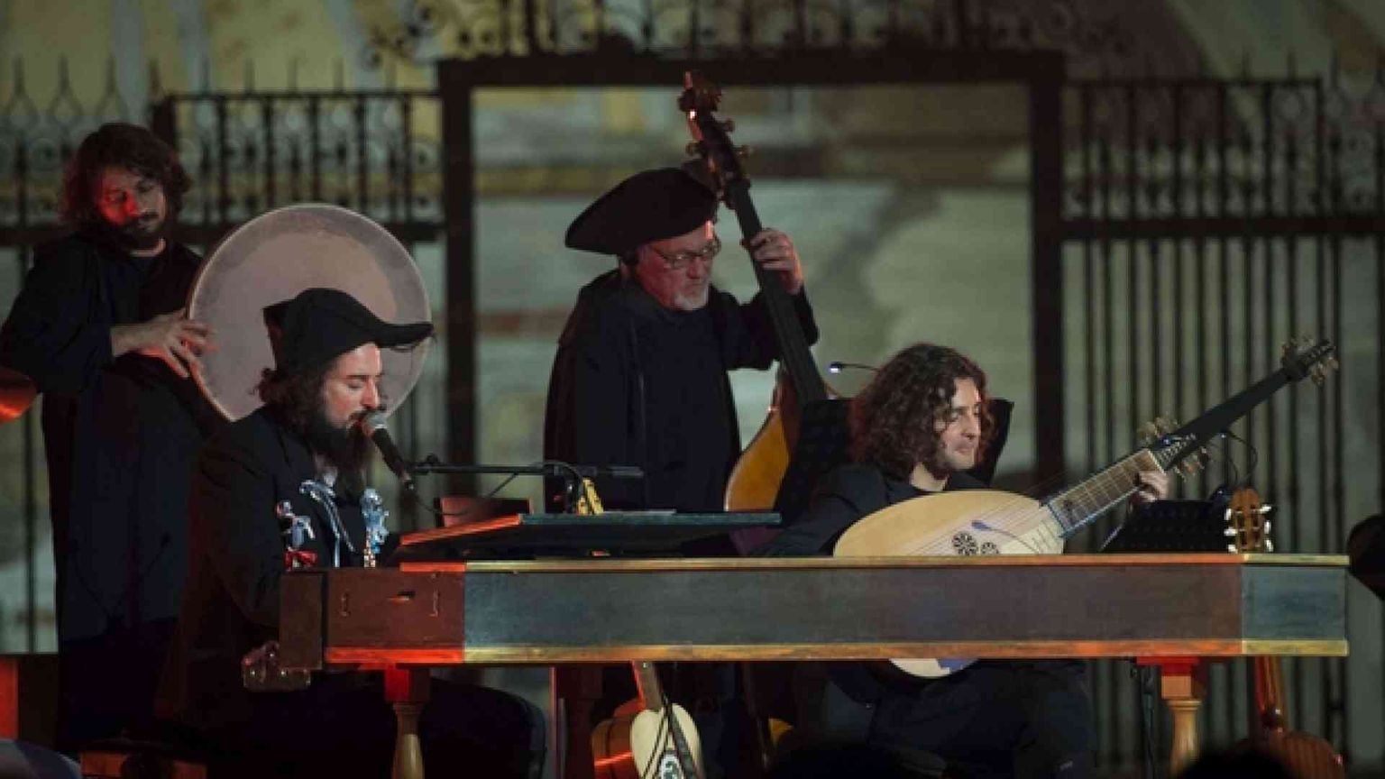 Vinicio Capossela rende omaggio alla Napoli rigenerata dalla bellezza