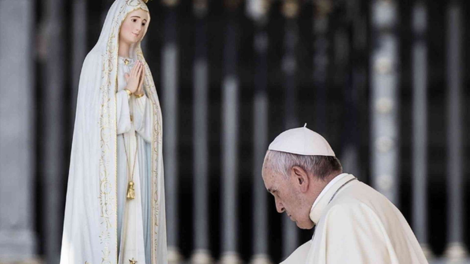Il Papa: a Fatima come pellegrino di pace