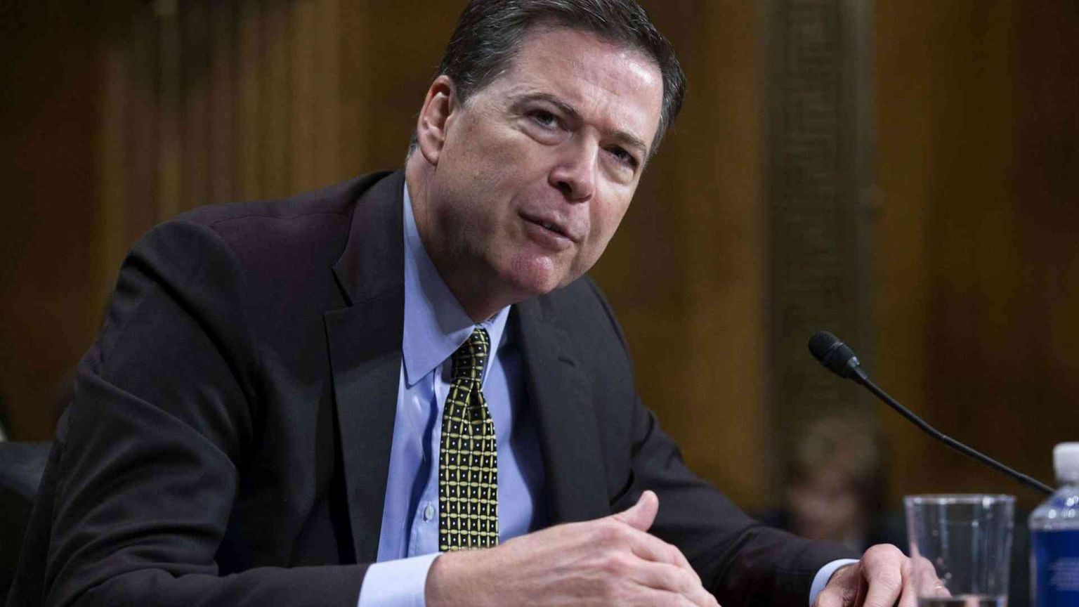 Bufera su Trump per il licenziamento del direttore del Fbi. Rischia anche Spicer