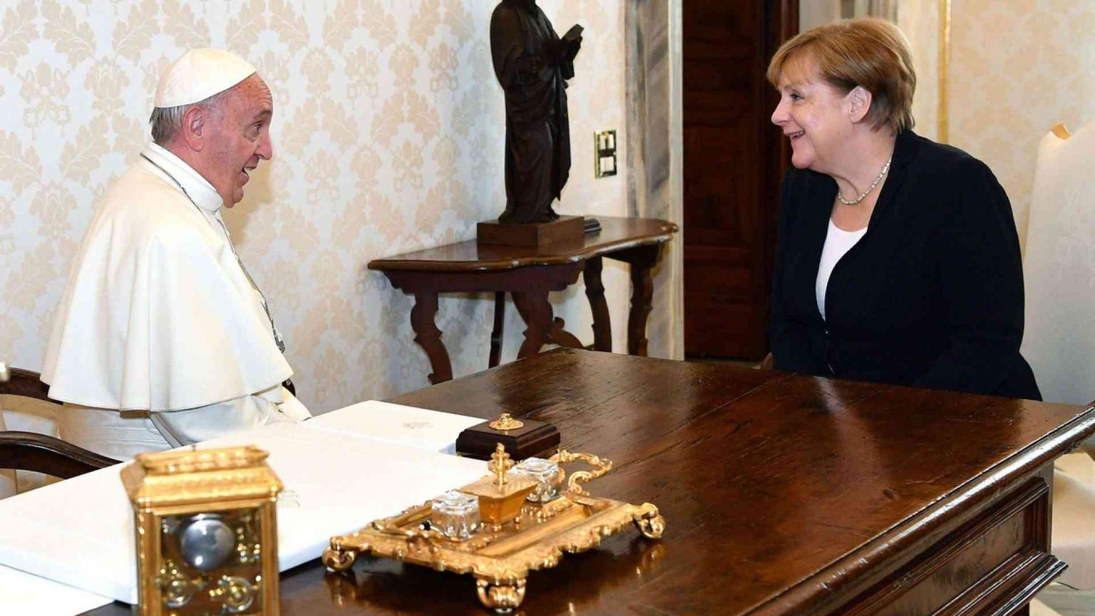Papa Francesco incontra Angela Merkel: insieme per abbattere muri