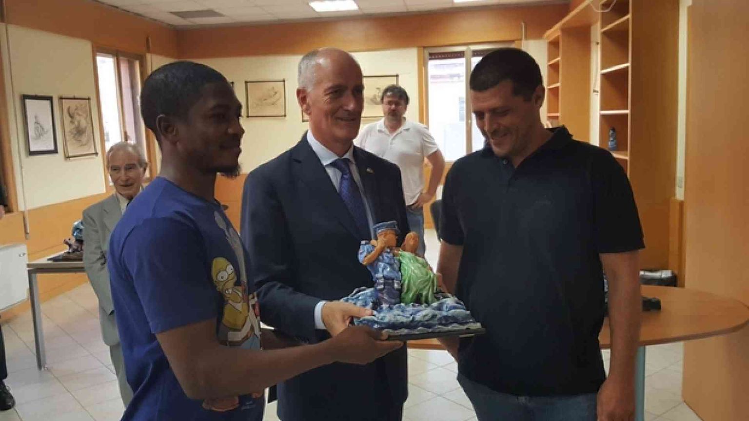 Da rifugiato a scultore. Ecco la storia di Fasasi