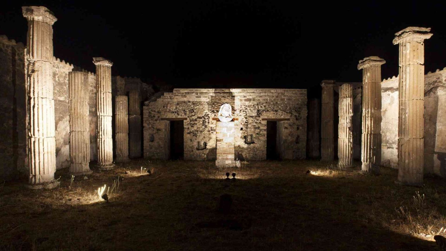 Il fascino di Pompei anche di notte con la nuova illuminazione a led