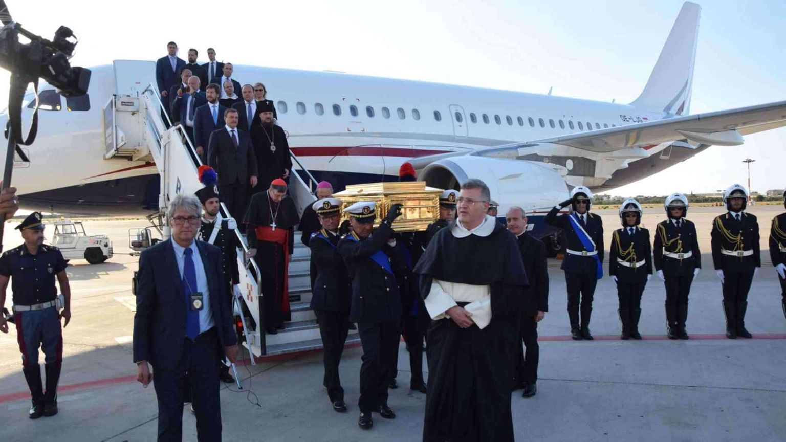 I pugliesi riabbracciano la reliquia di San Nicola