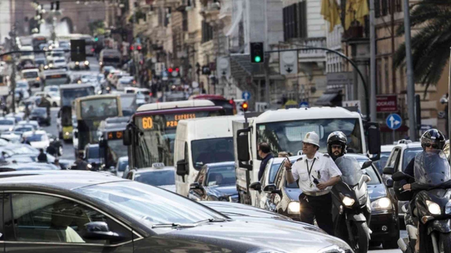 Italiani, campioni d'Europa per uso dell'auto