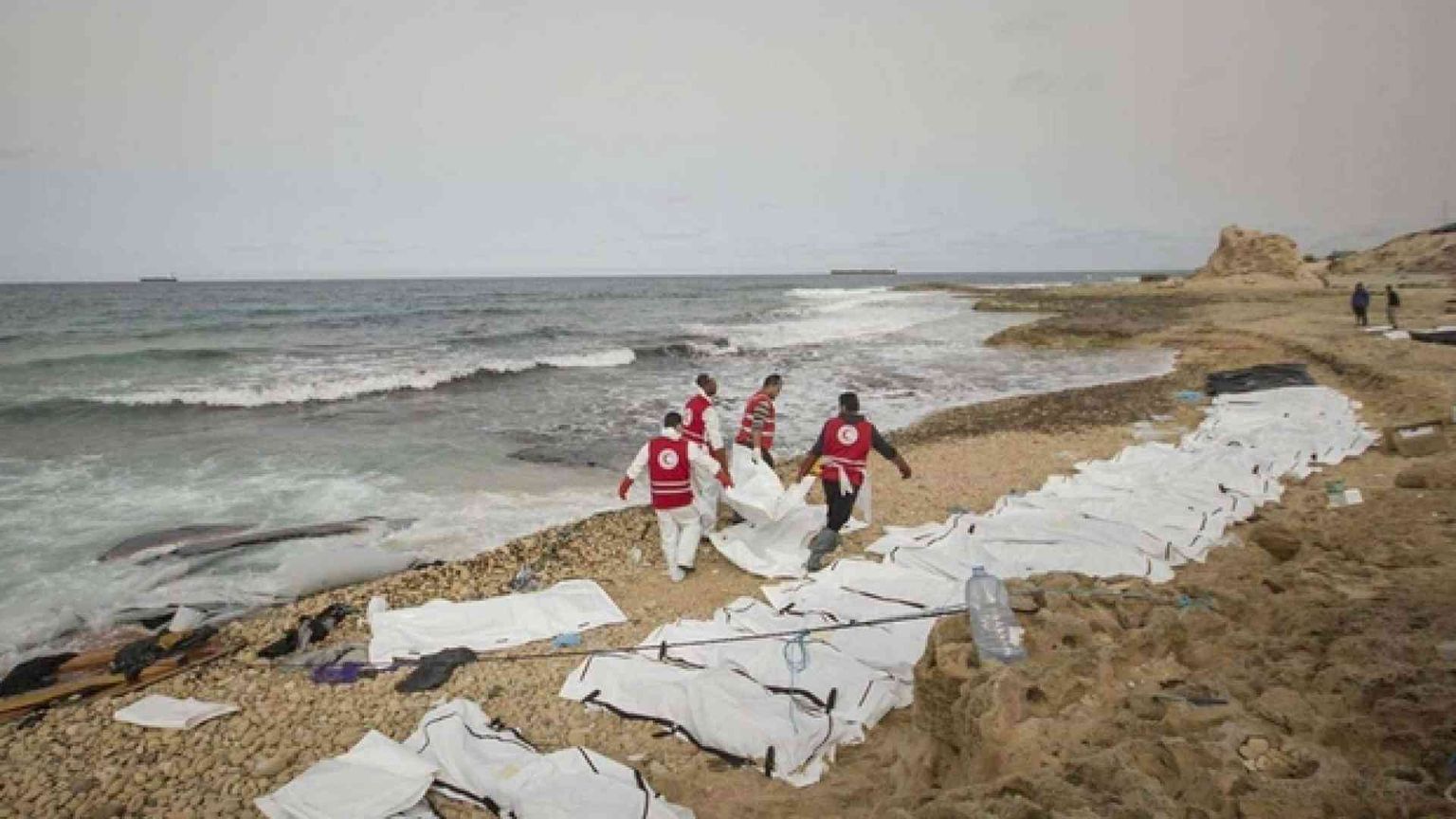 Gli orrori libici: fosse comuni per i migranti uccisi in viaggio