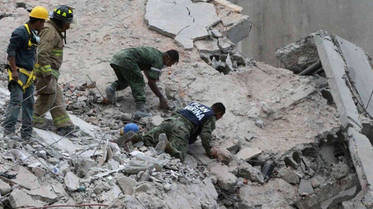 Terremoto, aumentano le vittime: 273 morti, decine di bambini uccisi a scuola