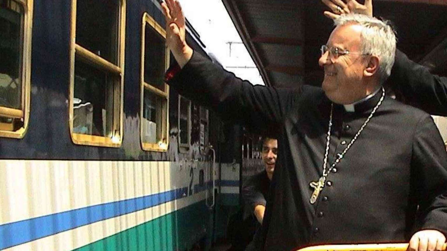 Il cardinale Bassetti arriva in Vaticano con il treno a vapore