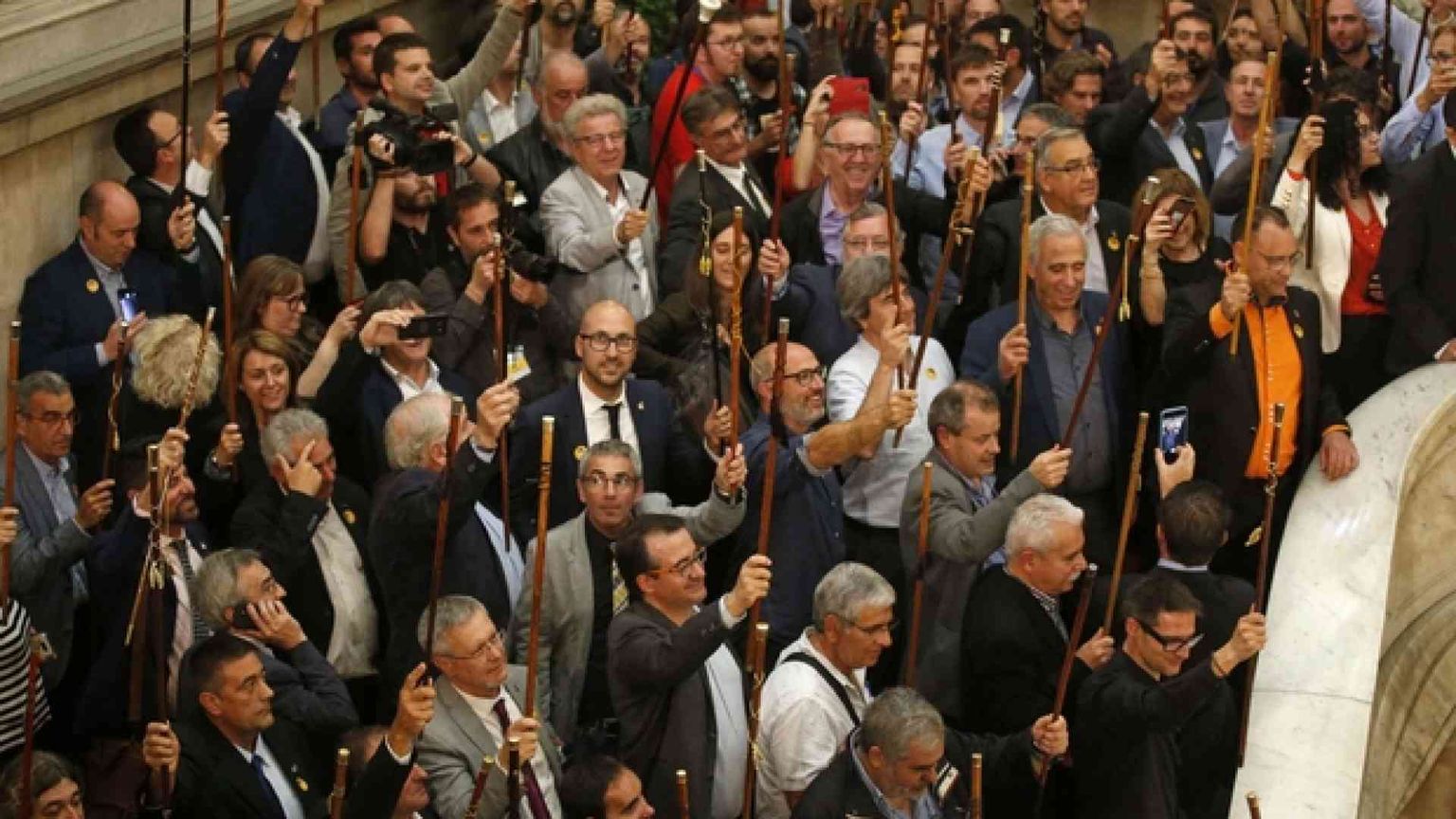 Catalogna commissariata, ma Puigdemont: «Andiamo avanti»