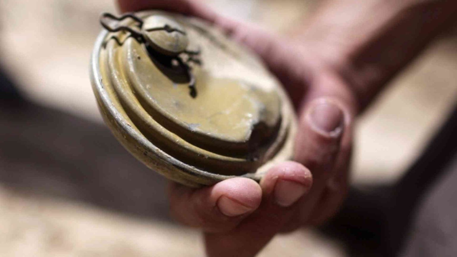 Legge anti-mine, Mattarella non firma: «salva» le banche