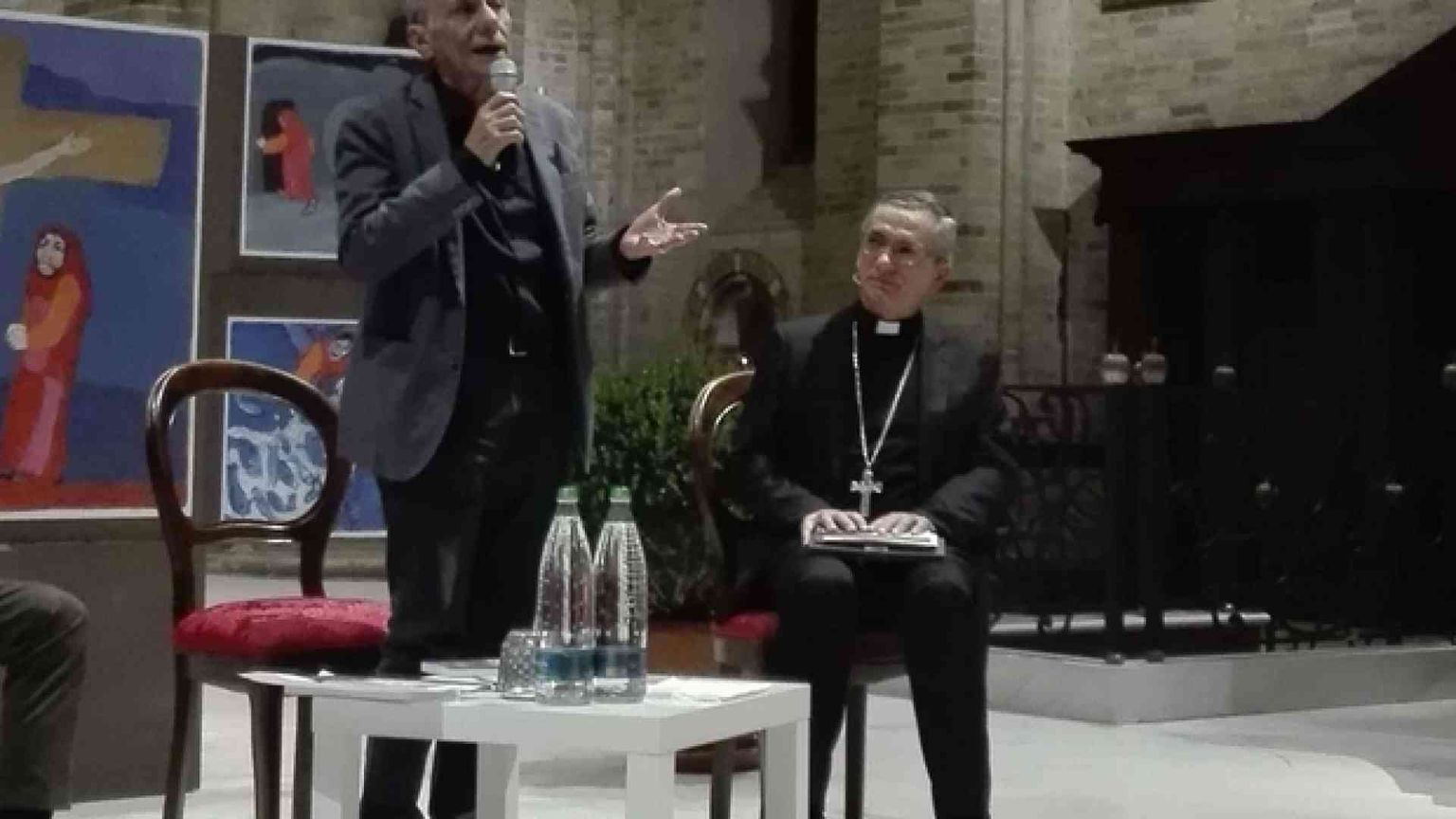 Vecchioni e il vescovo Gianotti con i giovani sul senso della felicità