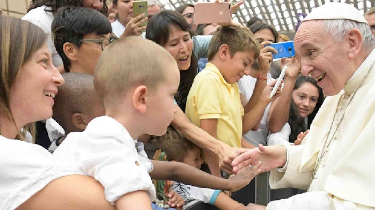 Papa Francesco: asciugare le lacrime dei bambini con aiuti concreti