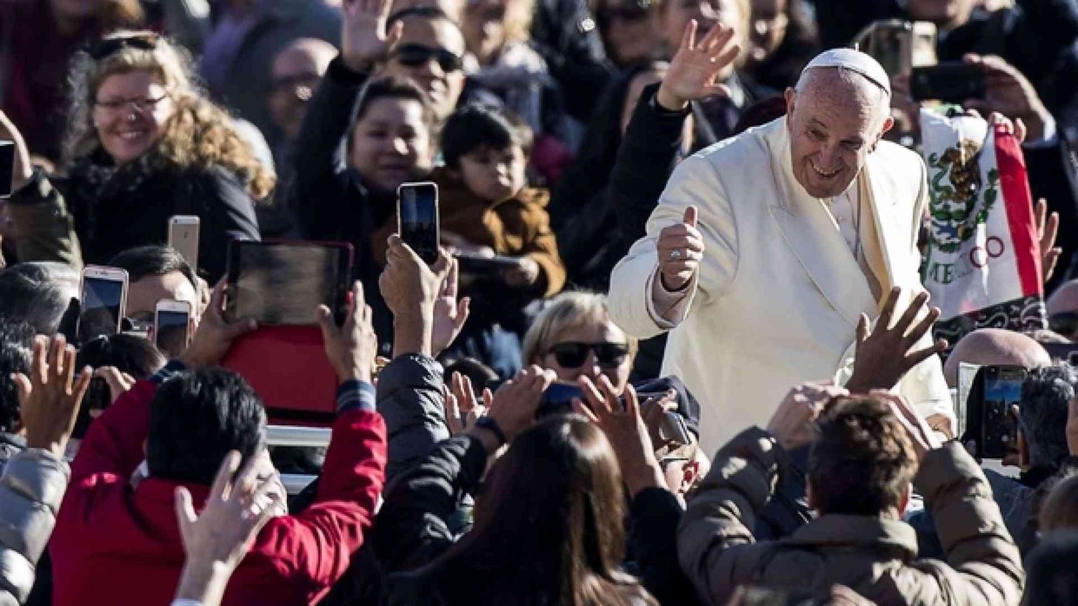 Papa Francesco: a Messa in alto i nostri cuori, non i nostri telefonini