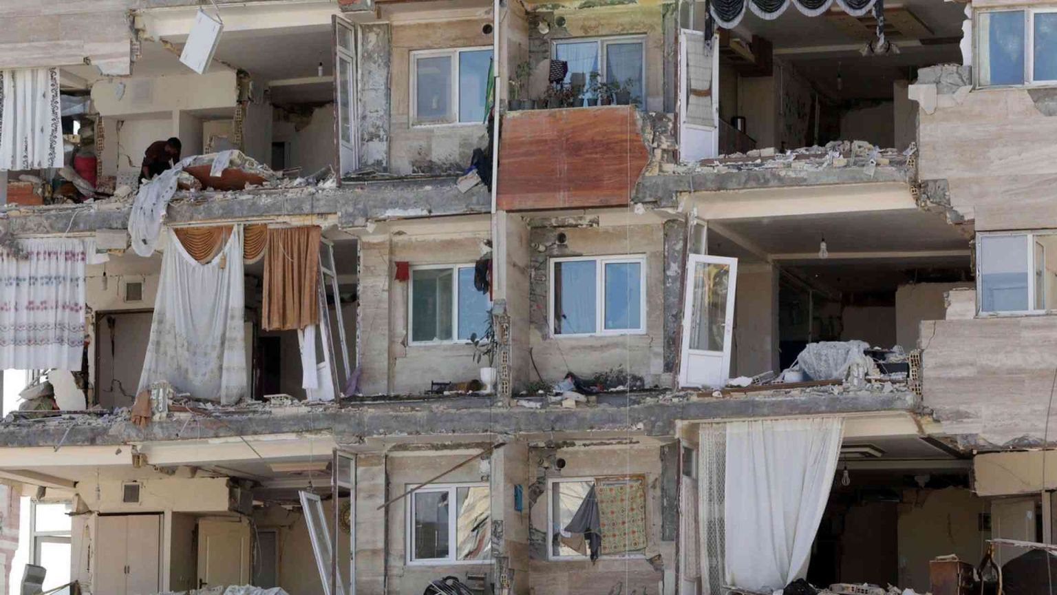 Il terremoto fa strage in Iran: più di 400 vittime