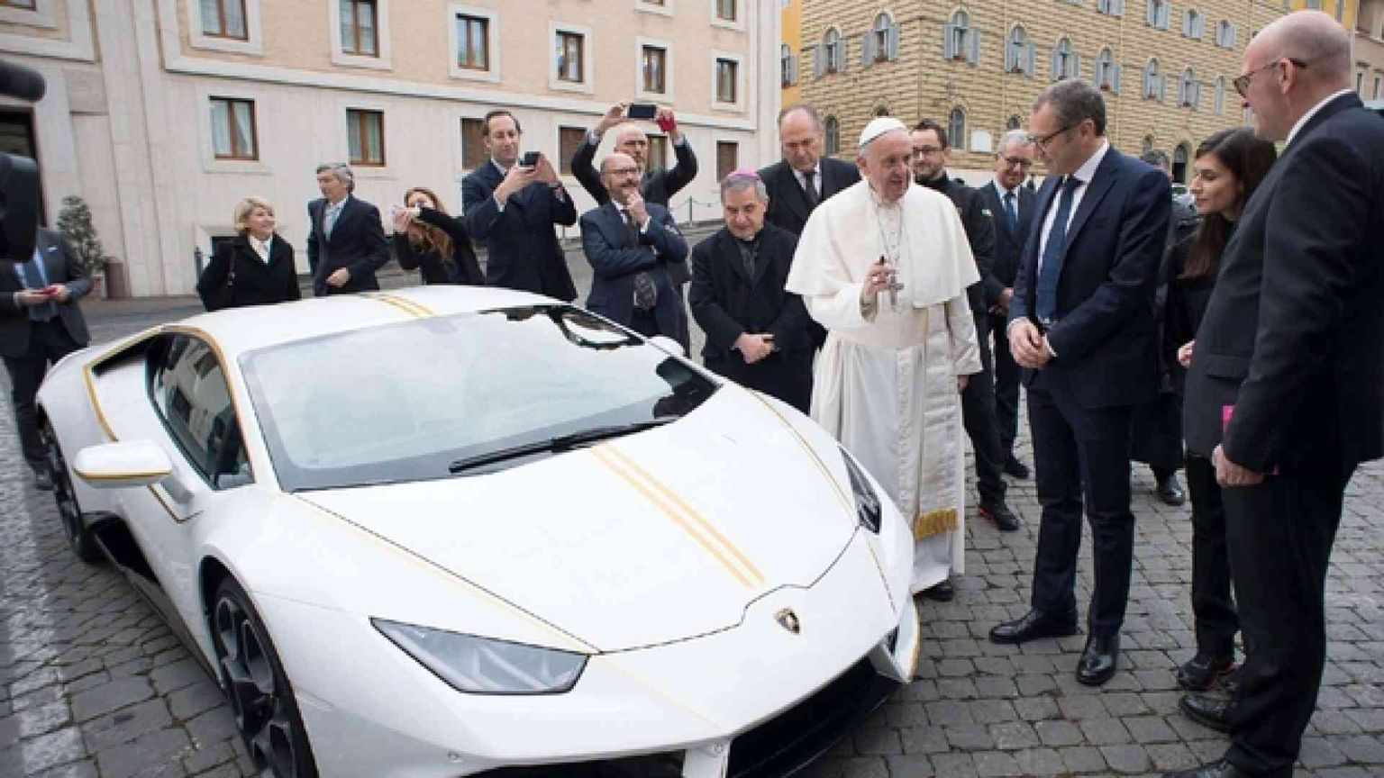 All'asta la Lamborghini regalata al Papa: così si finanziano opere di carità
