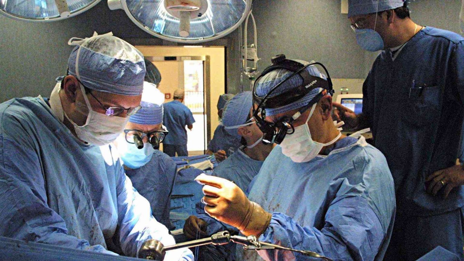 Operato di tumore al cervello mentre suona il clarinetto