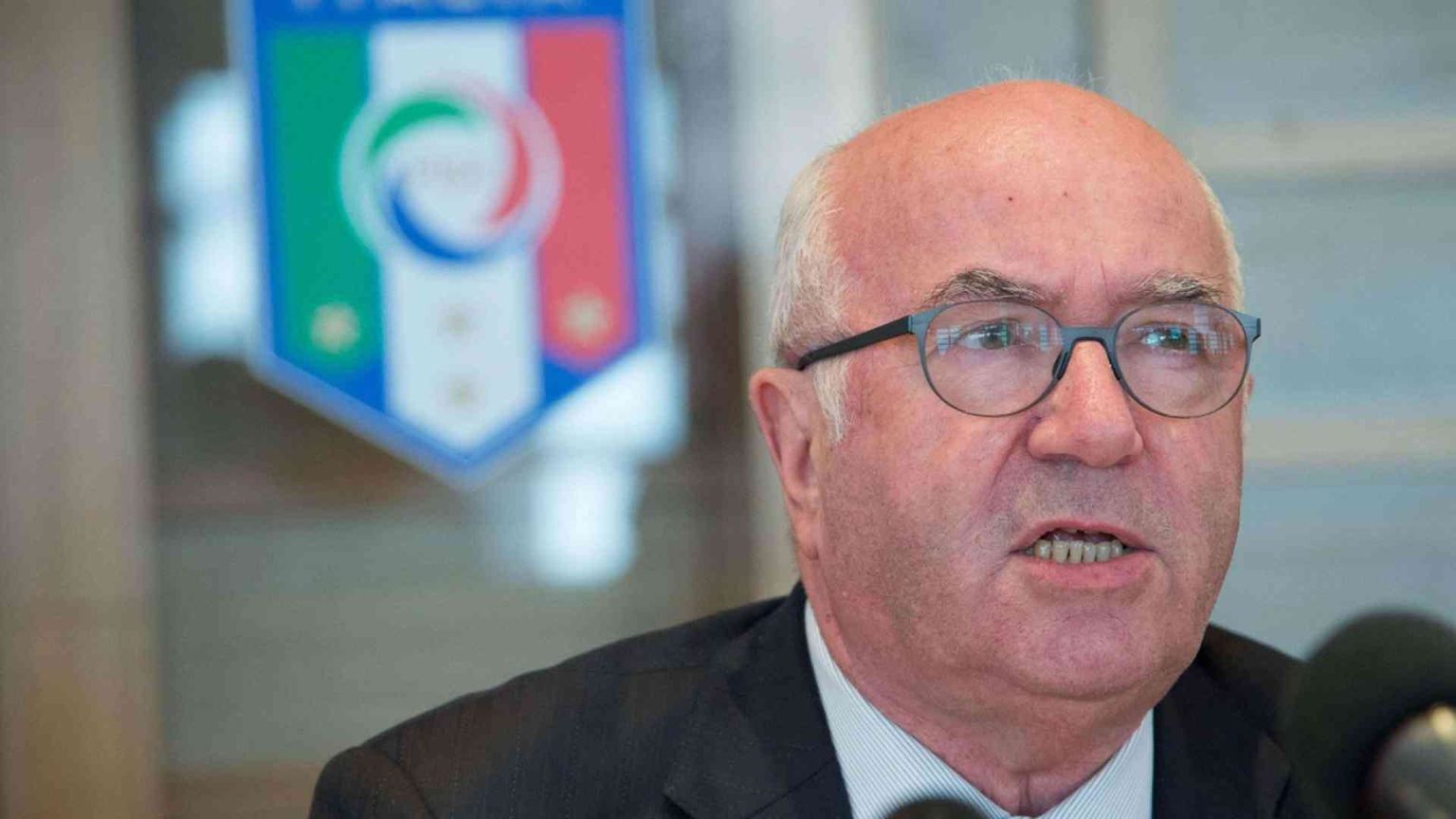 Le dimissioni show di Tavecchio da presidente Figc