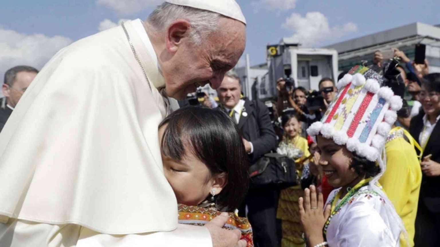 Francesco parla con il generale: «Fase di grande responsabilità»