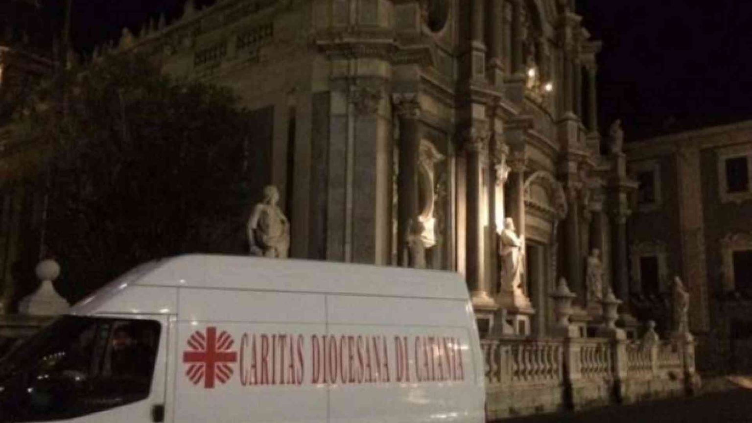 Catania, il Duomo occupato e i senza casa. «Serve una soluzione»