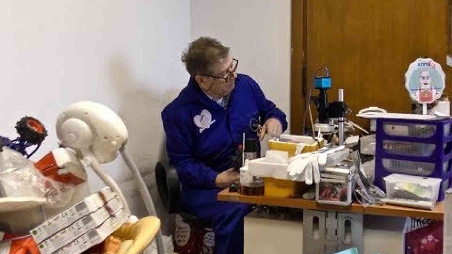 L'uomo che aggiusta i giocattoli per aiutare mamme e bimbi in difficoltà